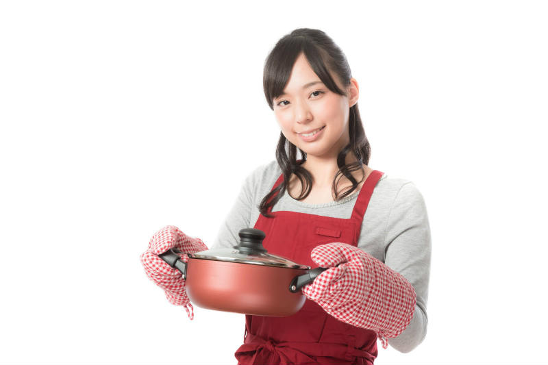 料理をする女性
